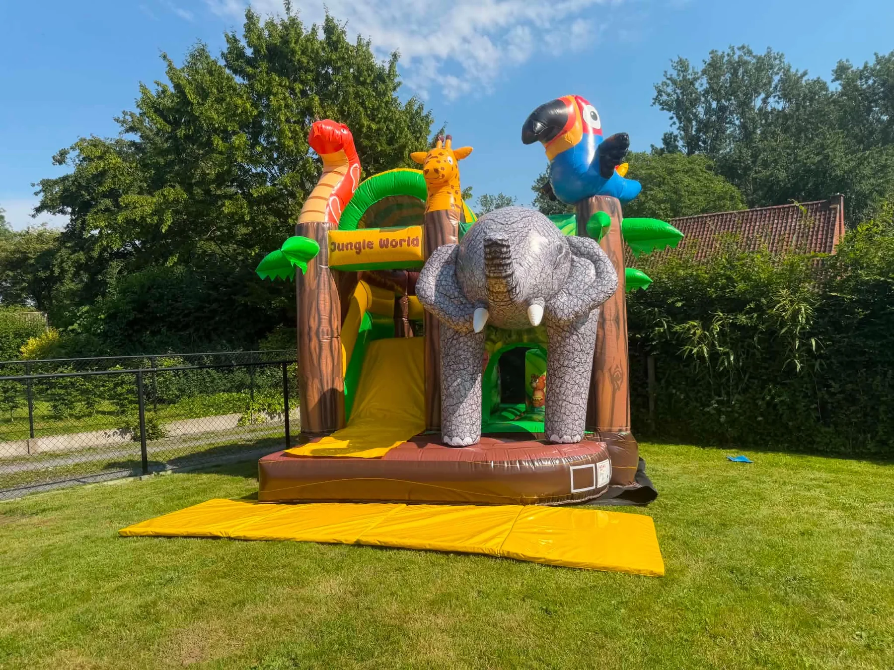Château gonflable Jungle installé dans un jardin